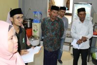 Ketua MPU Kota Sabang, Tgk. Baharuddin, SH mendampingi Tim Auditor LPPOM MPU Aceh saat melakukan audit salah satu usaha rumah makan di Kota Sabang (ist)