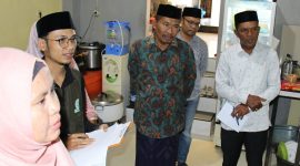 Ketua MPU Kota Sabang, Tgk. Baharuddin, SH mendampingi Tim Auditor LPPOM MPU Aceh saat melakukan audit salah satu usaha rumah makan di Kota Sabang (ist)