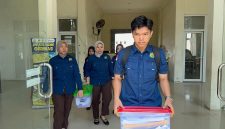 Tim kejaksaan membawa sejumlah dokumen dari Kantor Satpol PP dan WH Bireuen, Selasa (28/4)