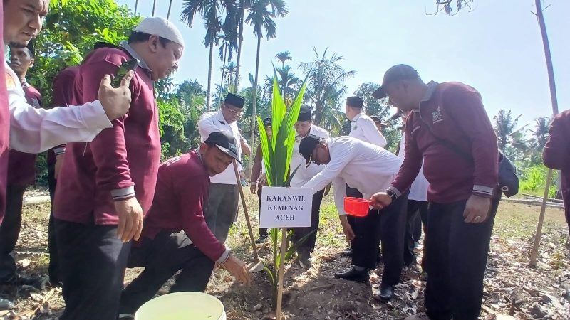 Kakanwil Kemenag Aceh, Drs Azhari MSi menanam simbolis pohon kelapa ditanah wakaf Masjid Besar Baitul Muttaqin, Gampong Uteun Gathom, Kecamatan Peusangan Selatan, Selasa (28/4) pagi.