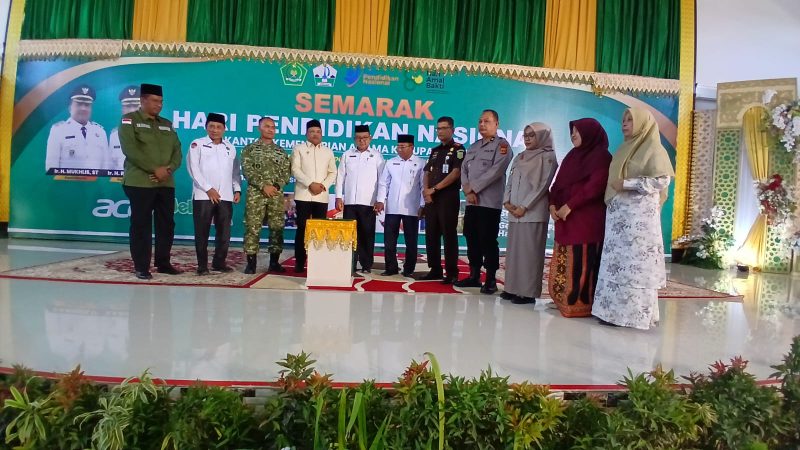 Kakanwil Kemenag Aceh, Drs Azhari MSi, Bupati Bireuen, H Mukhlis, ST dan Forkopimda serta pejabat terkait secara bersama melauching Madrasah Unggul Terintegrasi, Selasa (28/4) pagi
