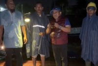 Ketua PMI Bireuen, Edi Obama turun ke lokasi pencarian bocah yang terjatuh di seling penyeberangan darurat, Rabu (1/4) dini hari.