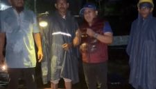 Ketua PMI Bireuen, Edi Obama turun ke lokasi pencarian bocah yang terjatuh di seling penyeberangan darurat, Rabu (1/4) dini hari.