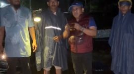 Ketua PMI Bireuen, Edi Obama turun ke lokasi pencarian bocah yang terjatuh di seling penyeberangan darurat, Rabu (1/4) dini hari.