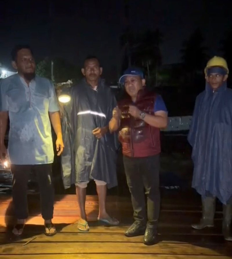 Ketua PMI Bireuen, Edi Obama turun ke lokasi pencarian bocah yang terjatuh di seling penyeberangan darurat, Rabu (1/4) dini hari.