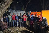 Ketua PMI Bireuen, Edi Saputra SH bersama pengungsi di kantor bupati, Minggu (5/4) dini hari.