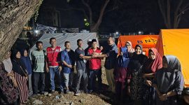 Ketua PMI Bireuen, Edi Saputra SH bersama pengungsi di kantor bupati, Minggu (5/4) dini hari.