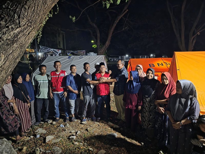 Ketua PMI Bireuen, Edi Saputra SH bersama pengungsi di kantor bupati, Minggu (5/4) dini hari.