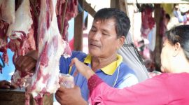 Salah satu pedagang daging Meugang di Sabang, Samsuar, saat menjajakan dagangannya kepada konsumen