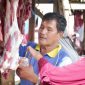 Salah satu pedagang daging Meugang di Sabang, Samsuar, saat menjajakan dagangannya kepada konsumen