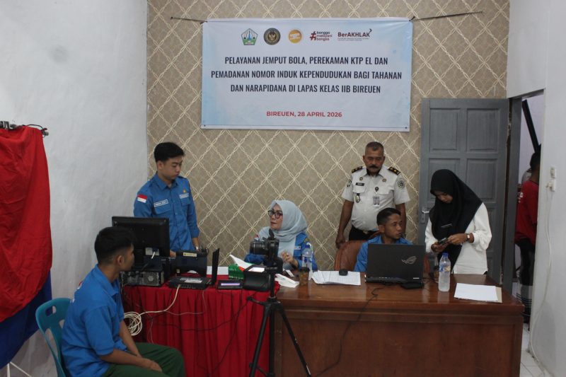 Lapas Kelas IIB Bireuen bersama Disdukcapil melaksanakan perekaman dan pemadanan NIK warga binaan, Selasa (28/4) pagi.