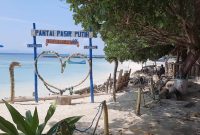 Hamparan pasir putih lembut yang berpadu dengan laut biru jernih menjadikan Pantai Pasir Putih Keuneukai sebagai salah satu destinasi unggulan wisata bahari di Kota Sabang