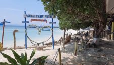 Hamparan pasir putih lembut yang berpadu dengan laut biru jernih menjadikan Pantai Pasir Putih Keuneukai sebagai salah satu destinasi unggulan wisata bahari di Kota Sabang