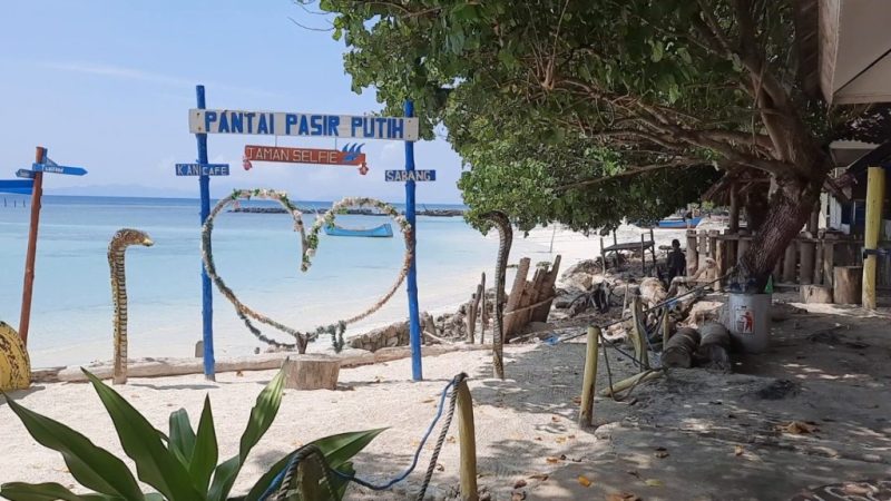 Hamparan pasir putih lembut yang berpadu dengan laut biru jernih menjadikan Pantai Pasir Putih Keuneukai sebagai salah satu destinasi unggulan wisata bahari di Kota Sabang