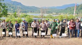 Wali Kota Sabang didampingi Forkopimda di kemandirian pangan daerah lahan BUMDes Mandiri Gampong Paya Seunara (Dok.Humas Pemko Sabang)