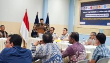 Rapat tim pemantau orang asing di aula Hotel Djarwal, Kamis (16/4)