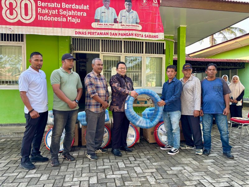 Wali Kota Sabang Zulkifli H Adam serahka lima unit mesin pompa air dari Kementerian Pertanian Republik Indonesia sebagai upaya mendukung sektor pertanian dan ketahanan pangan daerah (Dok.Humas)