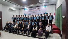 Rektor UNIKI Bireuen, Dr Zainuddin Iba dan pejabat kampus foto bersama 28 lulusan Program Magister Manajemen Fakultas Ekonomi dan Bisnis (FEB) angkatan ke-XVIII, Rabu (15/4) siang.