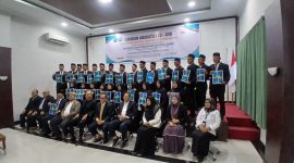 Rektor UNIKI Bireuen, Dr Zainuddin Iba dan pejabat kampus foto bersama 28 lulusan Program Magister Manajemen Fakultas Ekonomi dan Bisnis (FEB) angkatan ke-XVIII, Rabu (15/4) siang.