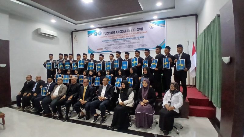 Rektor UNIKI Bireuen, Dr Zainuddin Iba dan pejabat kampus foto bersama 28 lulusan Program Magister Manajemen Fakultas Ekonomi dan Bisnis (FEB) angkatan ke-XVIII, Rabu (15/4) siang.