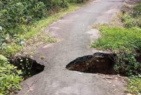 jalan jalan rusak di Jurong Teupin Blang Desa Paya Seunara