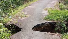 jalan jalan rusak di Jurong Teupin Blang Desa Paya Seunara