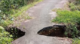 jalan jalan rusak di Jurong Teupin Blang Desa Paya Seunara