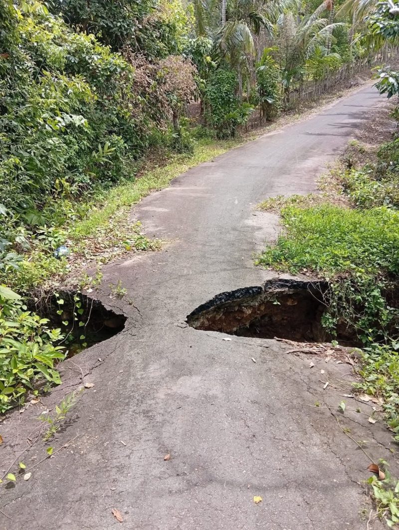 jalan jalan rusak di Jurong Teupin Blang Desa Paya Seunara