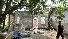 Seorang warga melintas di depan Huntap yang sedang dibangun BNPB di Kecamatan Jangka