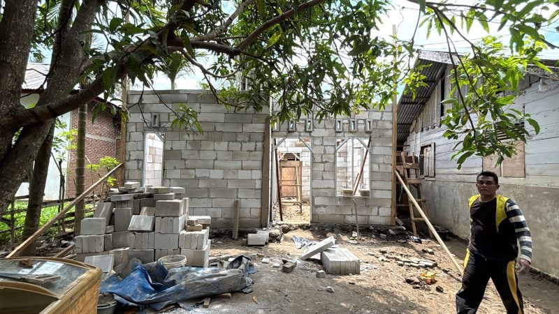 Seorang warga melintas di depan Huntap yang sedang dibangun BNPB di Kecamatan Jangka