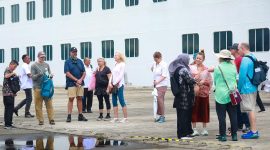 Turis mancanegara turun dari kapal Pesiar yang singgah di Pelabuhan CT-3 BPKS saat akan menjajaki dan berkeliling di Kota Sabang