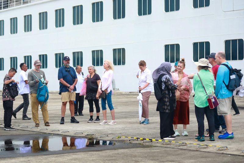 Turis mancanegara turun dari kapal Pesiar yang singgah di Pelabuhan CT-3 BPKS saat akan menjajaki dan berkeliling di Kota Sabang