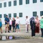 Turis mancanegara turun dari kapal Pesiar yang singgah di Pelabuhan CT-3 BPKS saat akan menjajaki dan berkeliling di Kota Sabang