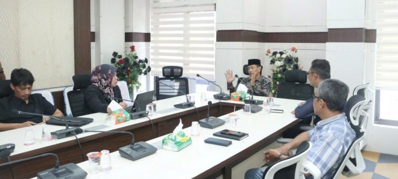 Wakil Wali Kota Sabang, Suradji Junus, mengikuti rapat virtual bersama Direktur Jenderal Otonomi Daerah Kementerian Dalam Negeri dalam rangka monitoring pelaksanaan Gerakan Indonesia ASRI di pemerintah daerah, Jumat (13/2/2026).