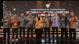 Wali Kota Sabang, Zulkifli H. Adam, menerima penghargaan pada acara Deklarasi dan Pencanangan Universal Health Coverage (UHC) serta Pemberian Penghargaan Pemerintah Daerah Tahun 2026 di Ballroom JIEXPO Kemayoran, Jakarta Pusat, Selasa (27/1).