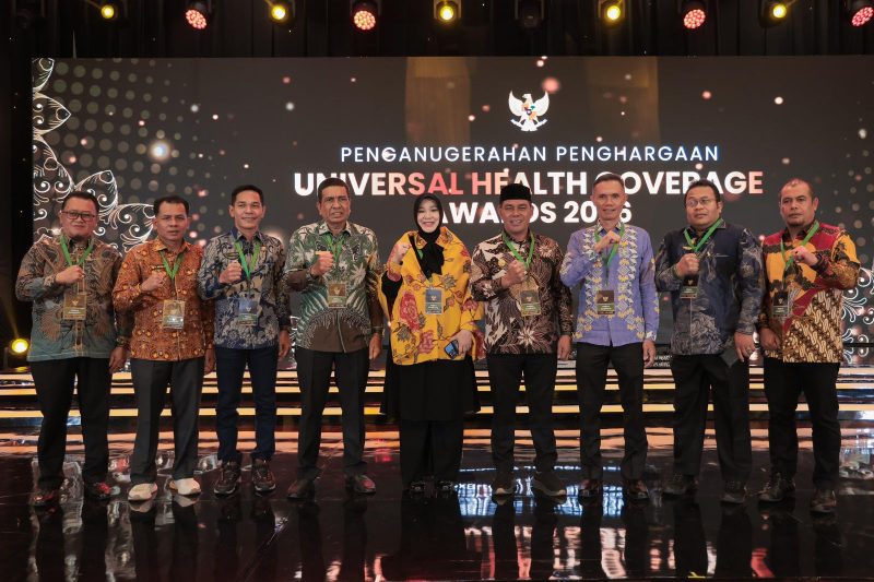 Wali Kota Sabang, Zulkifli H. Adam, menerima penghargaan pada acara Deklarasi dan Pencanangan Universal Health Coverage (UHC) serta Pemberian Penghargaan Pemerintah Daerah Tahun 2026 di Ballroom JIEXPO Kemayoran, Jakarta Pusat, Selasa (27/1).