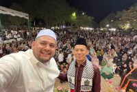 Tgk Habibi Nawawi dan Zubir Muhammad SE MM ditengah masyarakat, saat tabligh akbar di Mesjid Baitul Izzah Krueng Panjo, Selasa (7/4) malam