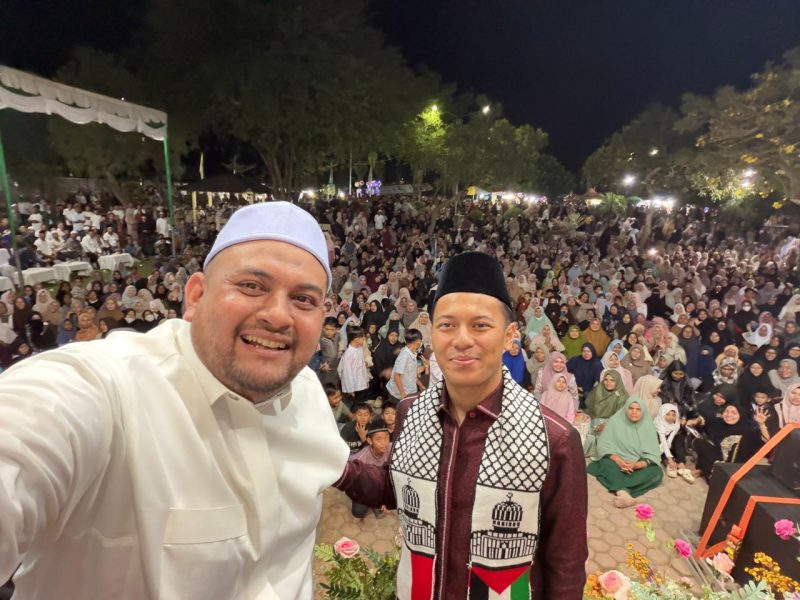 Tgk Habibi Nawawi dan Zubir Muhammad SE MM ditengah masyarakat, saat tabligh akbar di Mesjid Baitul Izzah Krueng Panjo, Selasa (7/4) malam
