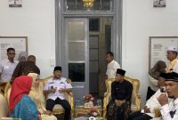 Wabup Bireuen, Ir H Razuardi MT berbincang dengan Tgk Habibi Nawawi di Pendopo Bupati, Rabu (8/4)