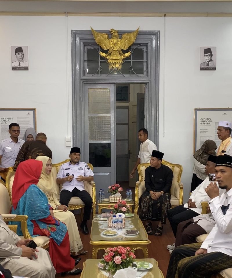 Wabup Bireuen, Ir H Razuardi MT berbincang dengan Tgk Habibi Nawawi di Pendopo Bupati, Rabu (8/4)