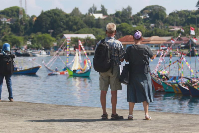 Wisatawan mancanegara menyaksikan atraksi Budaya Khanduri Laot di Sabang.
