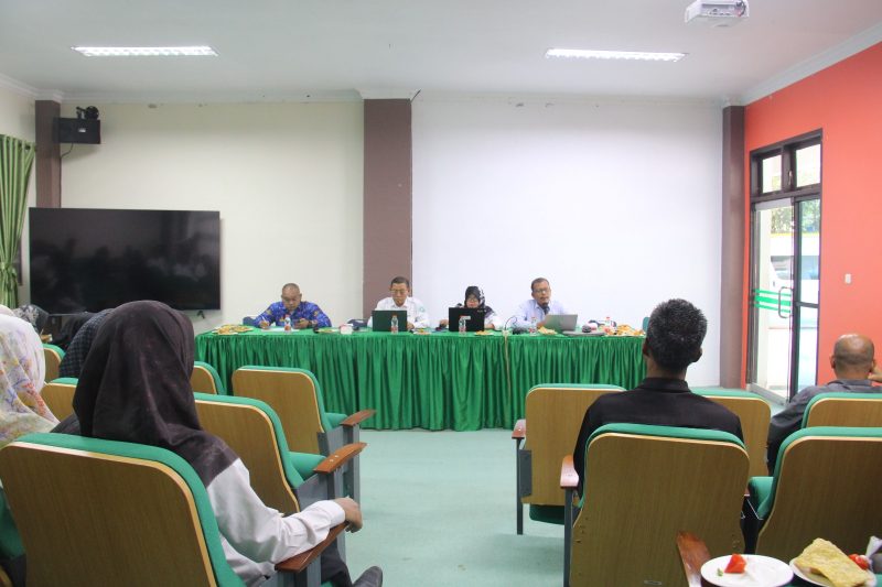 Panitia Seleksi Penerimaan Mahasiswa Baru (SPMB) UNIKI Bireuen gelar rapat bersama, di ruang Teleconference UNIKI, Sabtu (23/5).