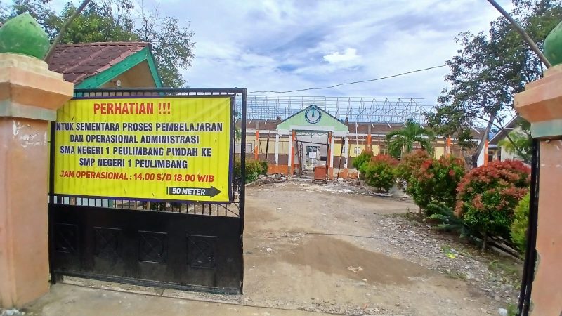 SMAN 1 Peulimbang sedang direvitalisasi pasca bencana banjir lalu. Foto diambil Senin (11/5).