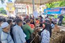 Suasana pasar murah yang digelar Pemkab Bireuen di lokasi Pasar Grosir, Senin (24/5)