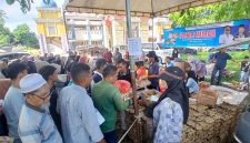 Suasana pasar murah yang digelar Pemkab Bireuen di lokasi Pasar Grosir, Senin (24/5)