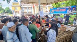 Suasana pasar murah yang digelar Pemkab Bireuen di lokasi Pasar Grosir, Senin (24/5)