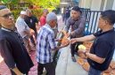 Daging kurban dibagikan kepada warga di kampus UNIKI Bireuen, Kamis (28/5) pagi.