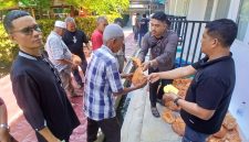 Daging kurban dibagikan kepada warga di kampus UNIKI Bireuen, Kamis (28/5) pagi.