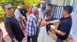 Daging kurban dibagikan kepada warga di kampus UNIKI Bireuen, Kamis (28/5) pagi.
