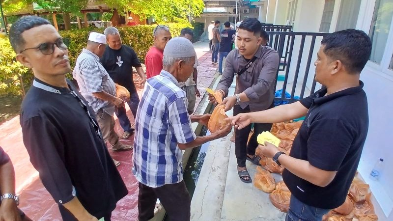 Daging kurban dibagikan kepada warga di kampus UNIKI Bireuen, Kamis (28/5) pagi.